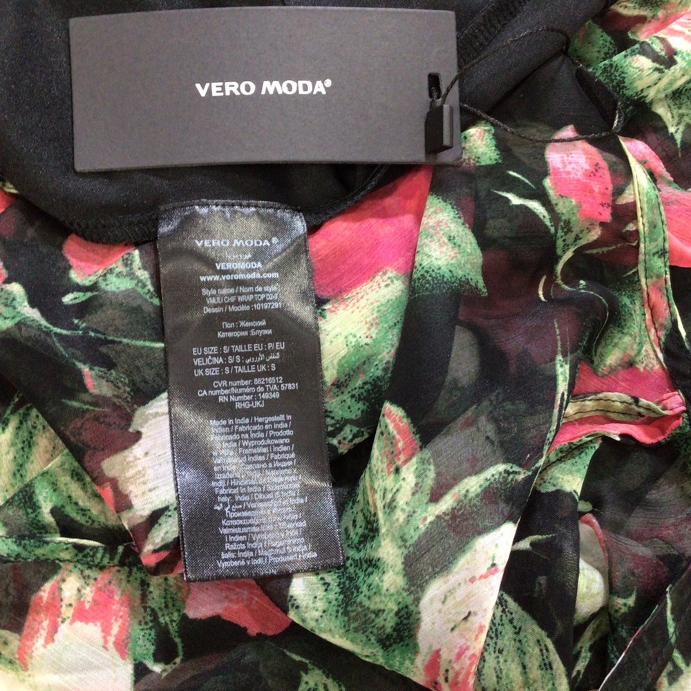 Floral wrap blouse - Picture 9 of 9